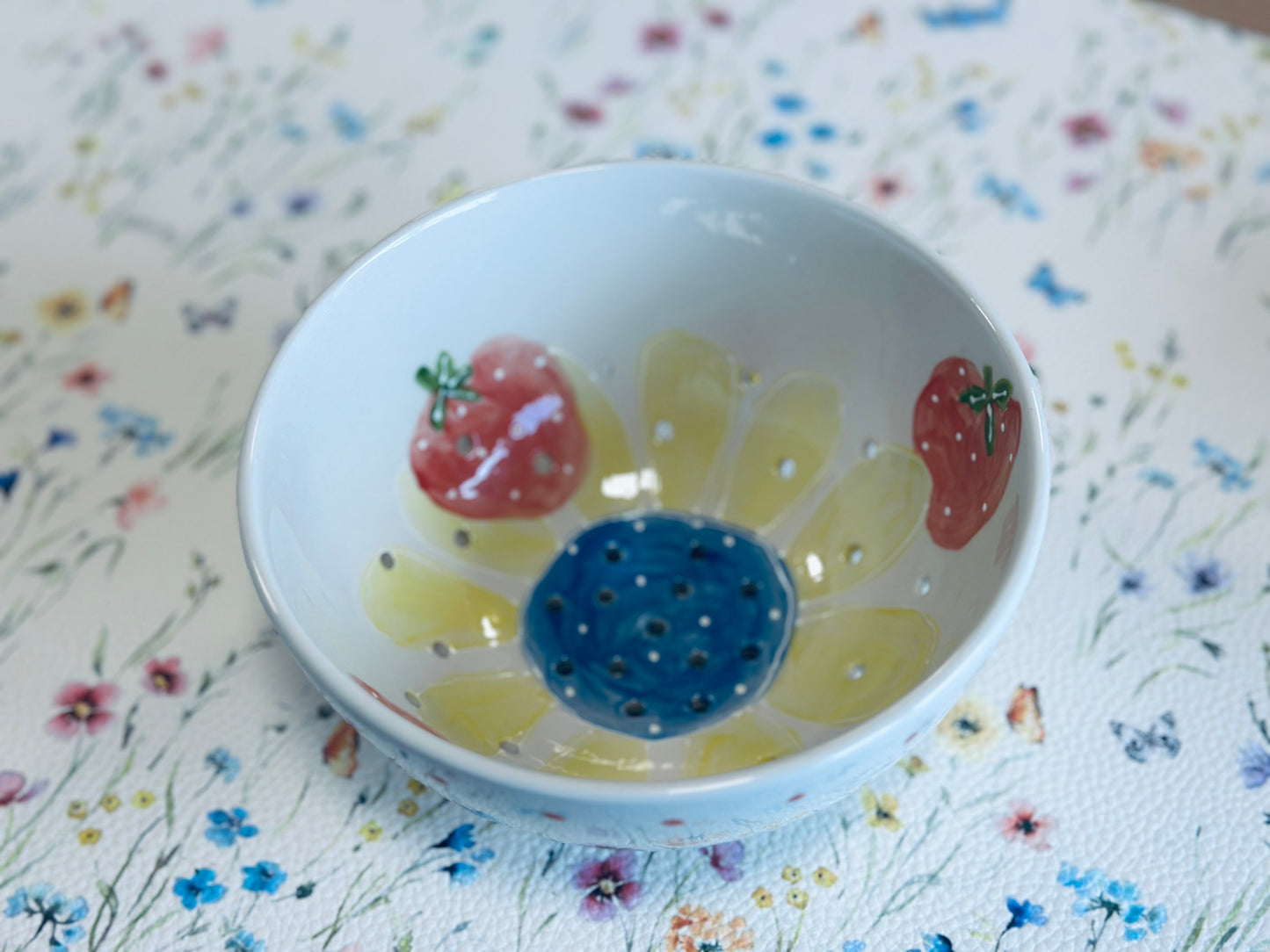 Strawberries & Daisy berry strainer round