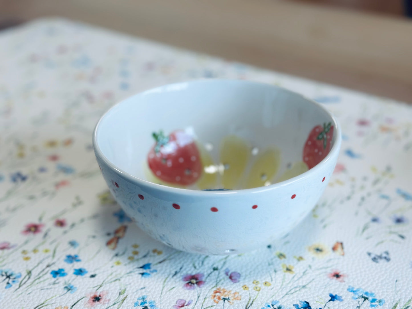 Strawberries & Daisy berry strainer round
