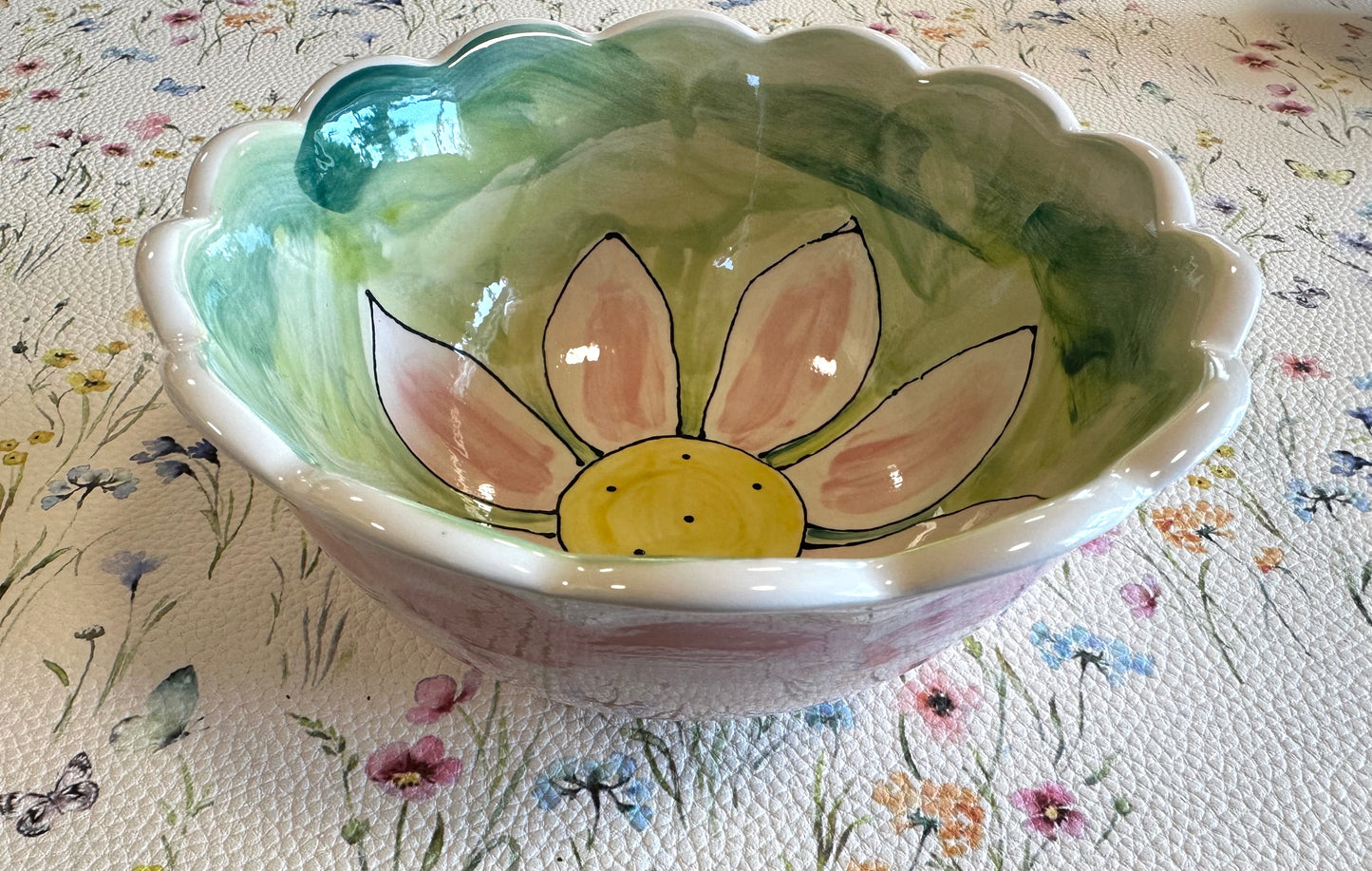 Large pink Daisy scalloped bowl