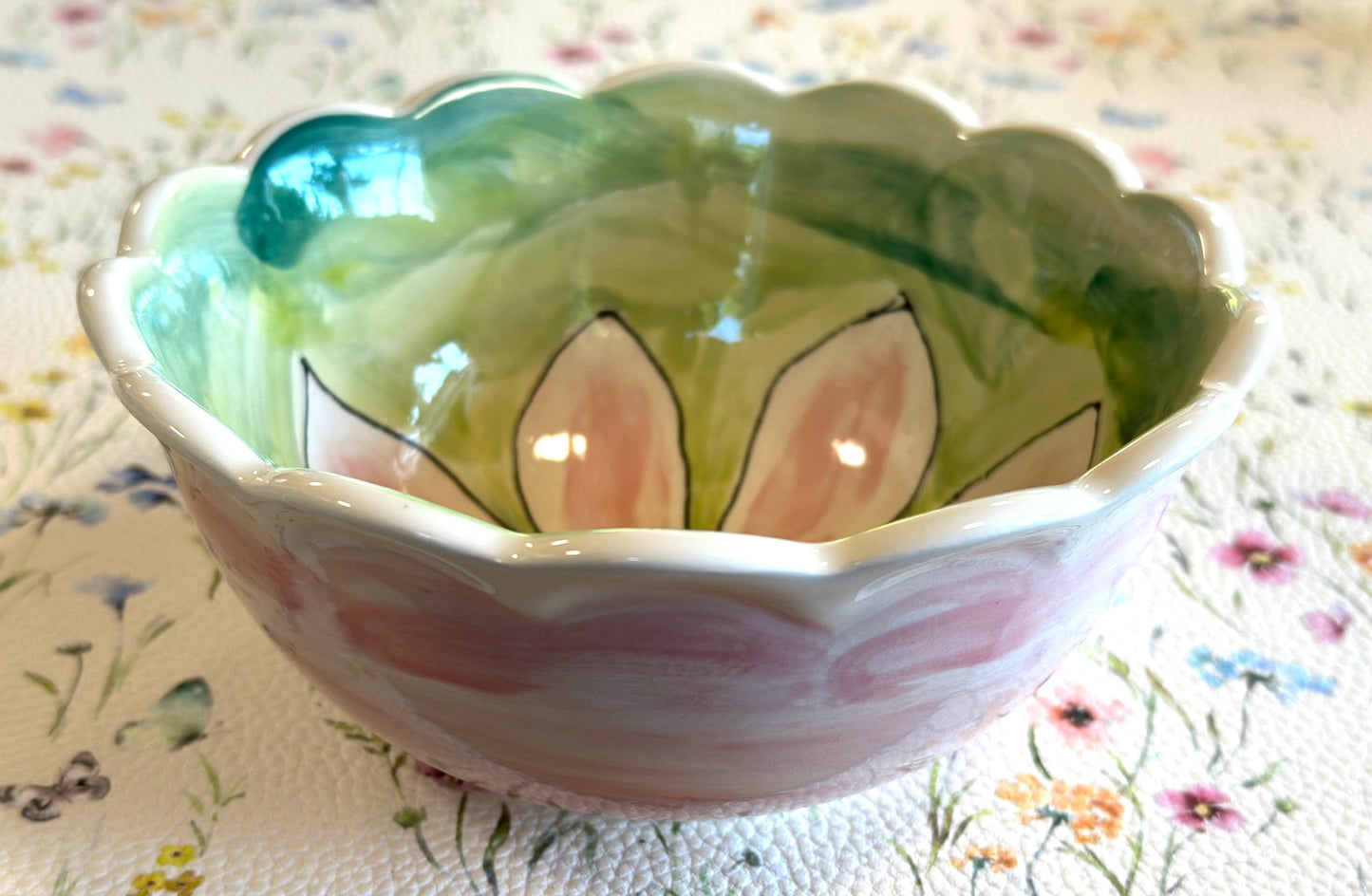 Large pink Daisy scalloped bowl