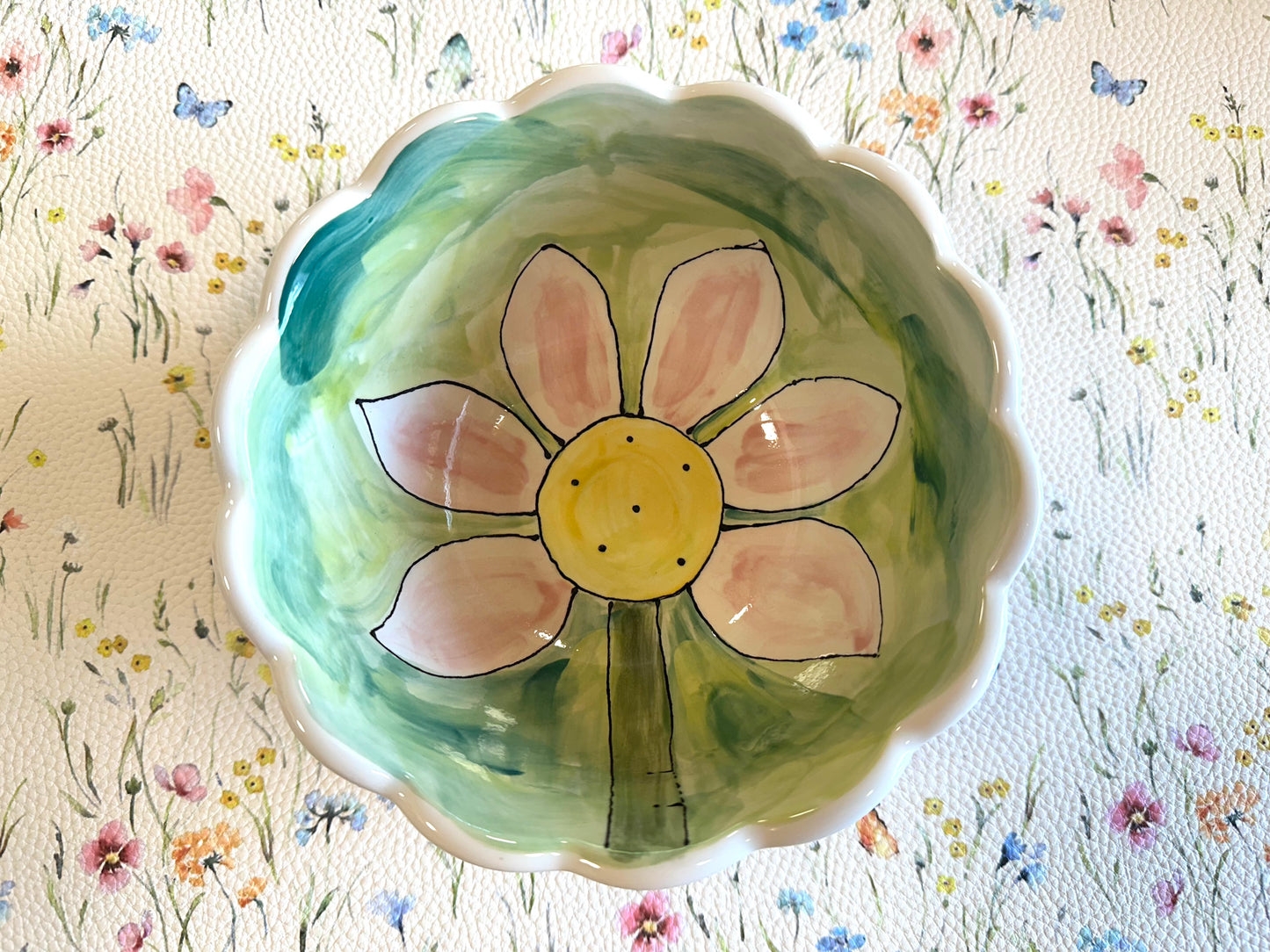 Large pink Daisy scalloped bowl
