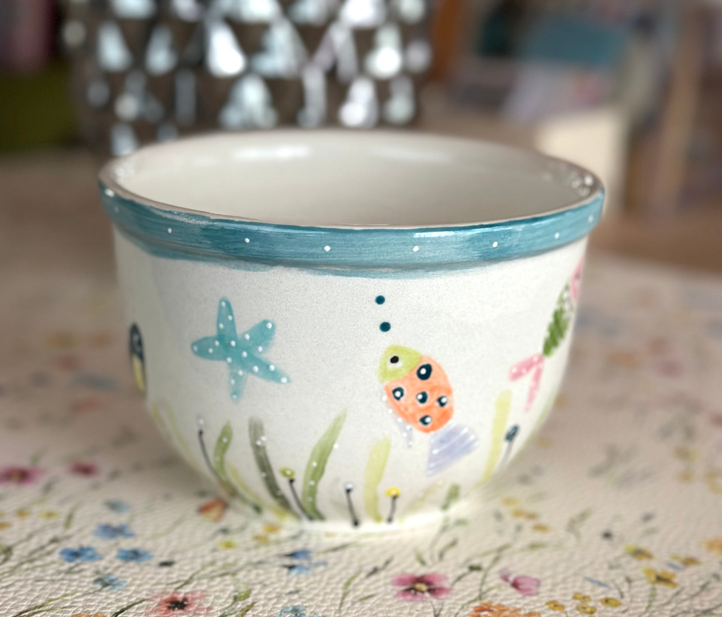 Under the sea / cat in a submarine bowl