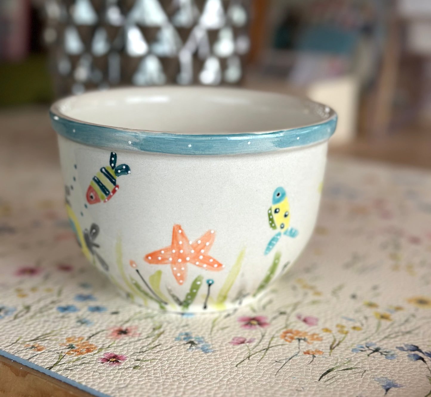 Under the sea / cat in a submarine bowl