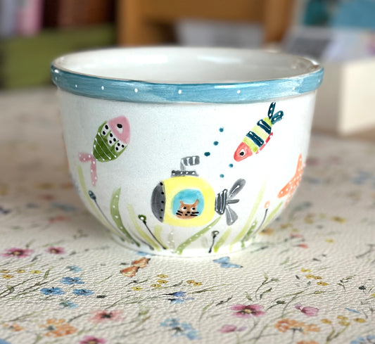 Under the sea / cat in a submarine bowl