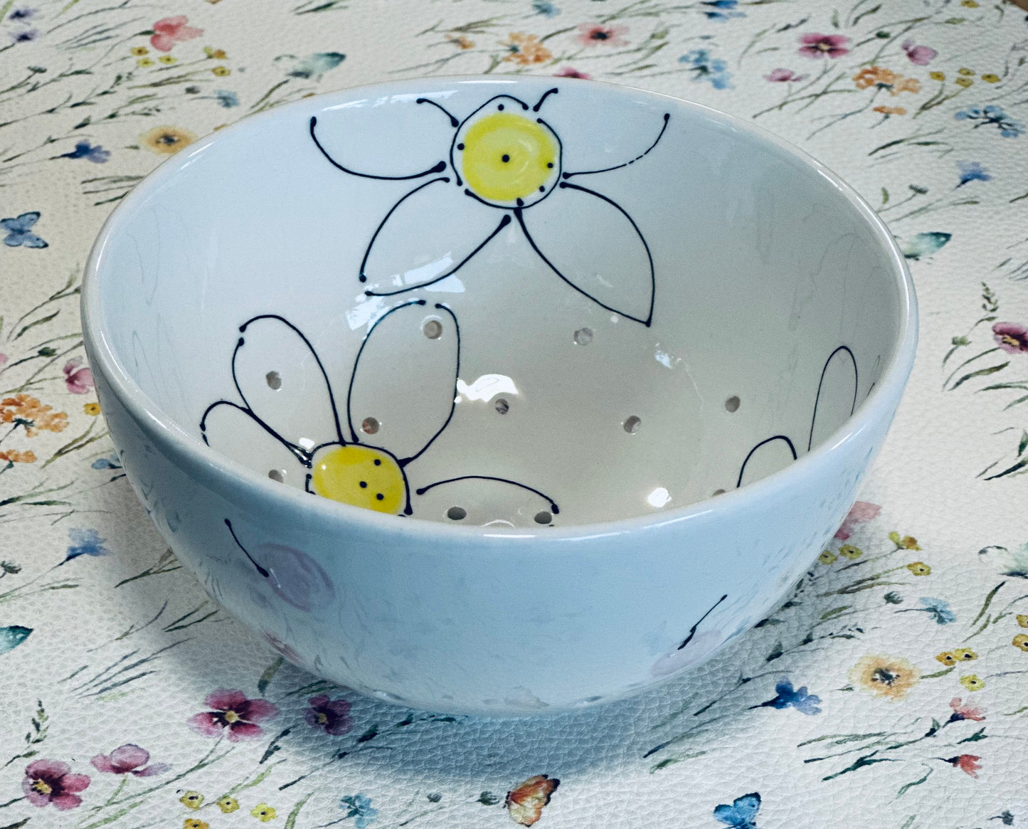 Daisies and cherries berry strainer round