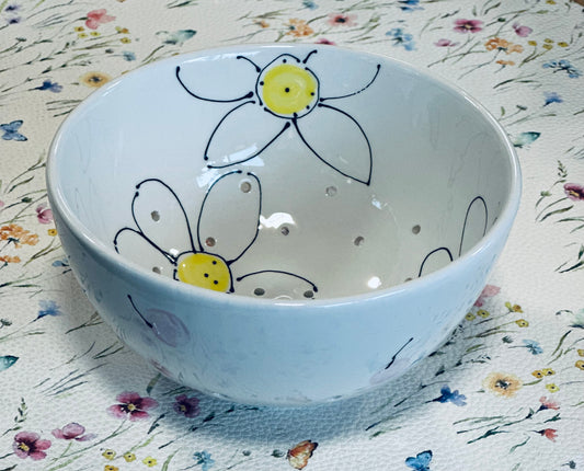 Daisies and cherries berry strainer round