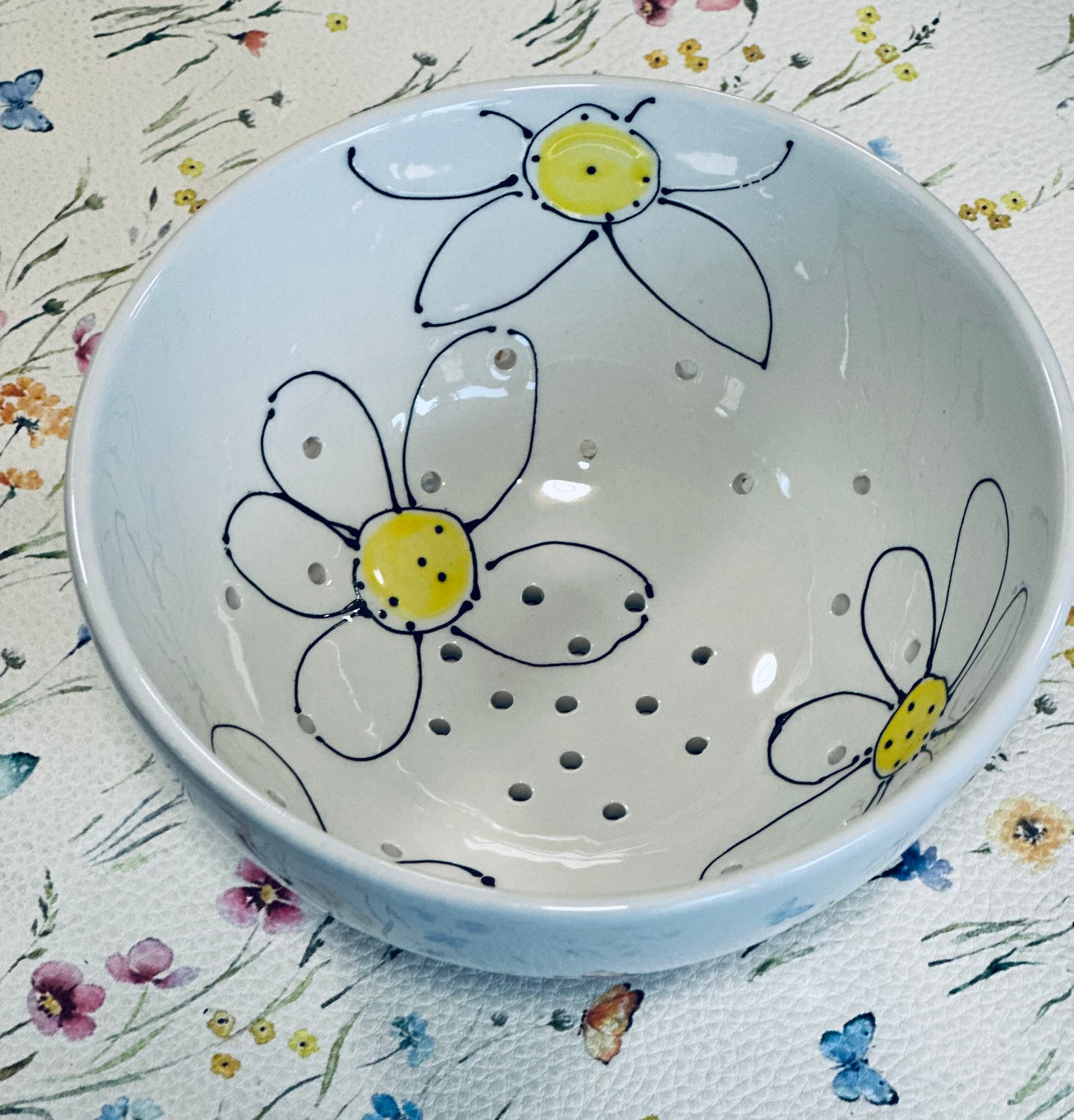 Daisies and cherries berry strainer round