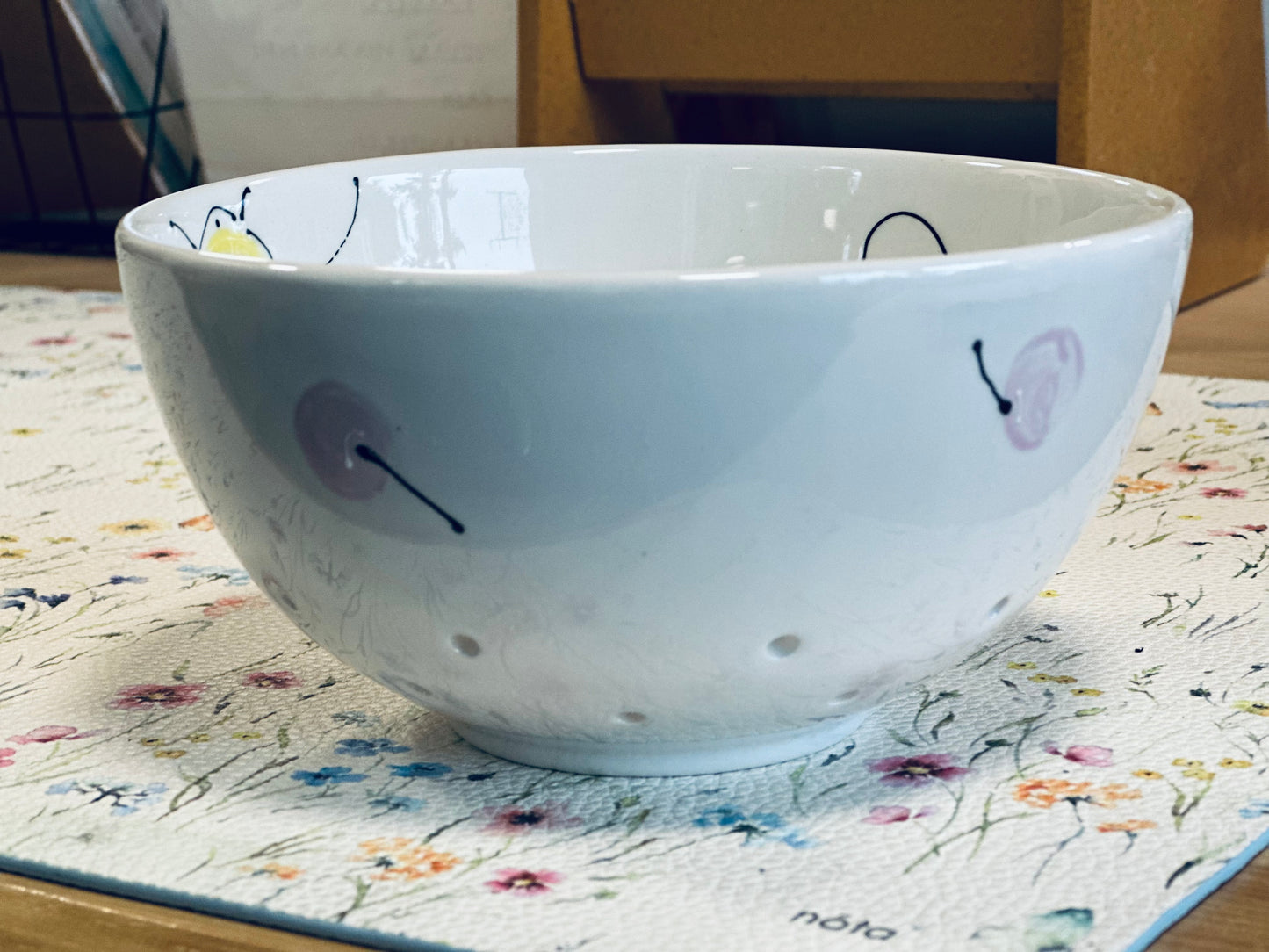 Daisies and cherries berry strainer round