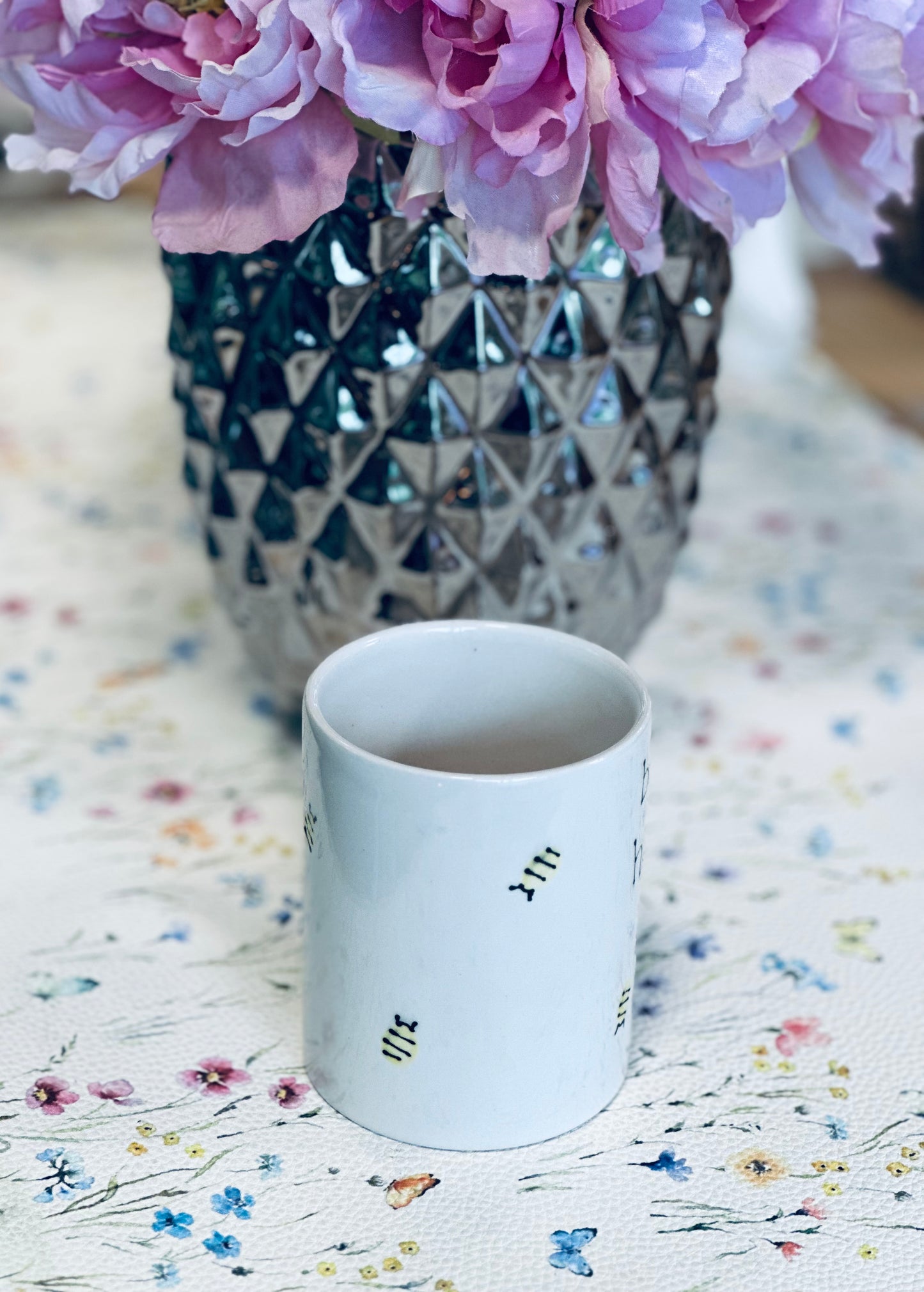 Bee hopeful mug