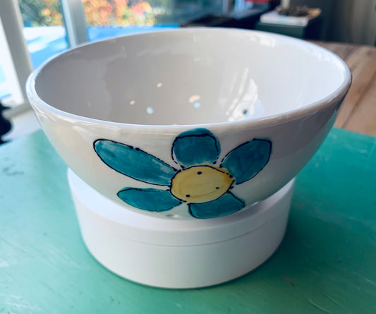 Blue Daisies berry strainer round