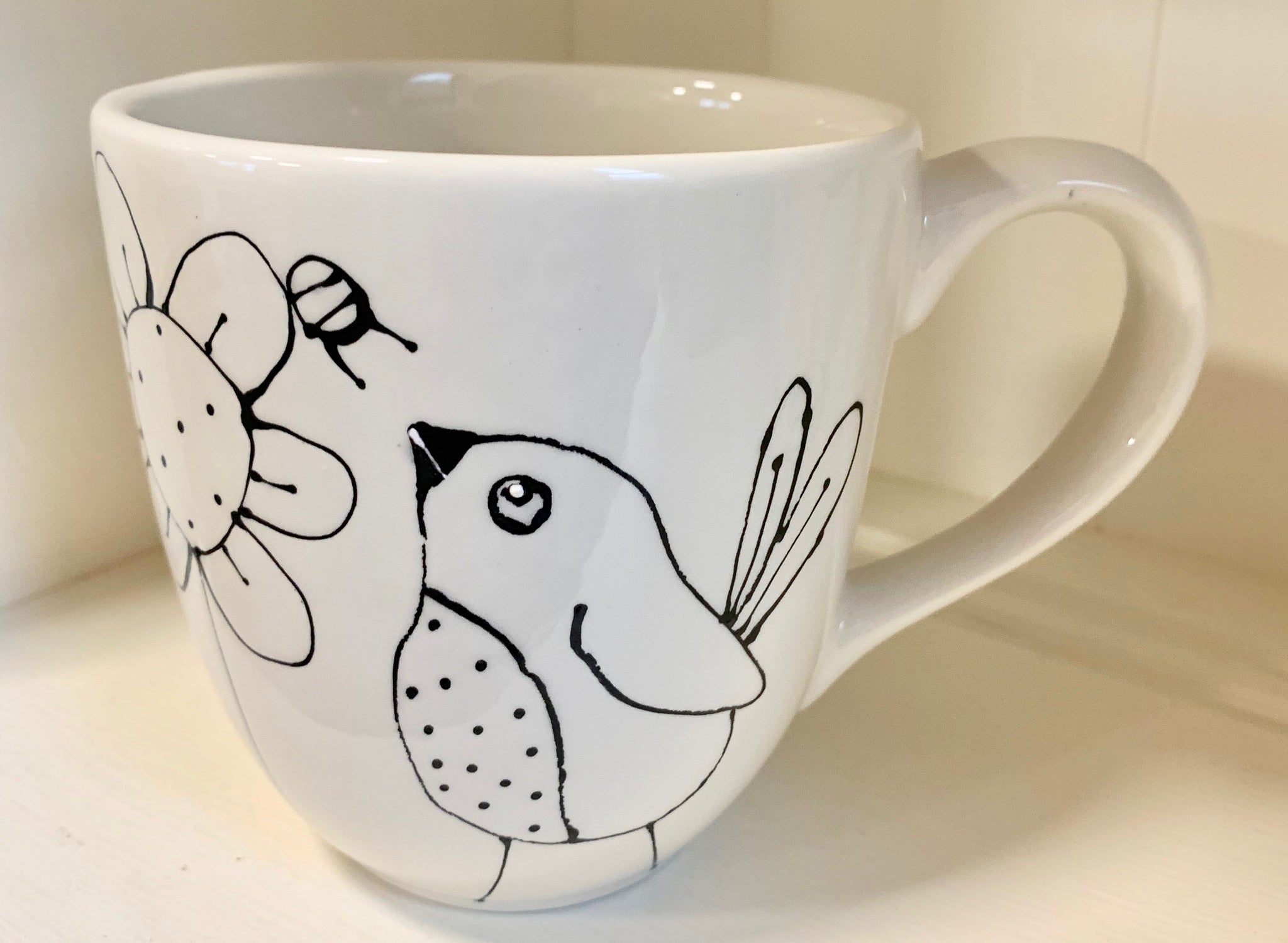 Large tea or coffee mug "Black and white bird & daisies"