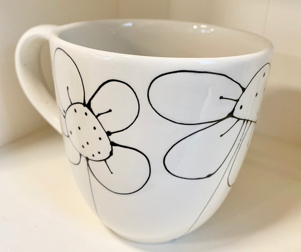 Large tea or coffee mug "Black and white bird & daisies"